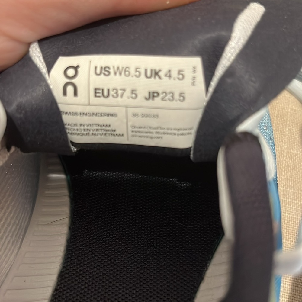 On cloud running shoes - Picture 4 of 4